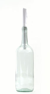 Mensaje en una botella de cristal sobre fondo blanco